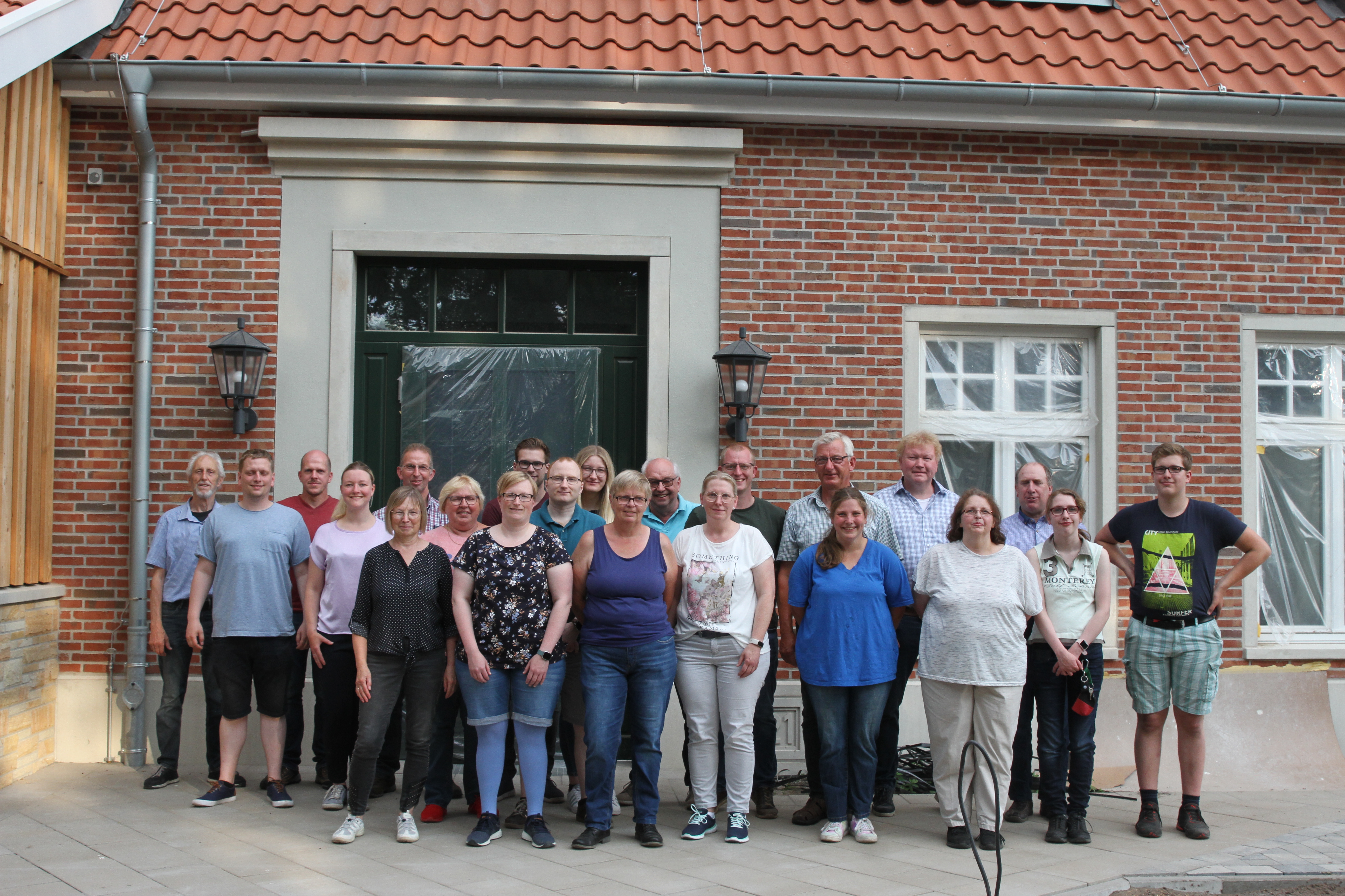 Teilnehmer des Maigangs 2022 vor dem Inklusionshaus